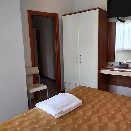 ホテル Goldene Rose 2*